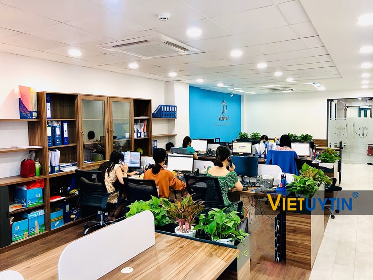 Văn phòng dịch thuật của Việt Uy Tín tư vấn khách hàng ở Quận Ba Đình