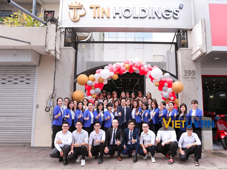 Đội ngũ nhân sự hùng hậu tại trụ sở công ty Việt Uy Tín 