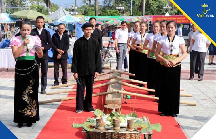 Nhờ sự hỗ trợ phiên dịch từ người bản địa